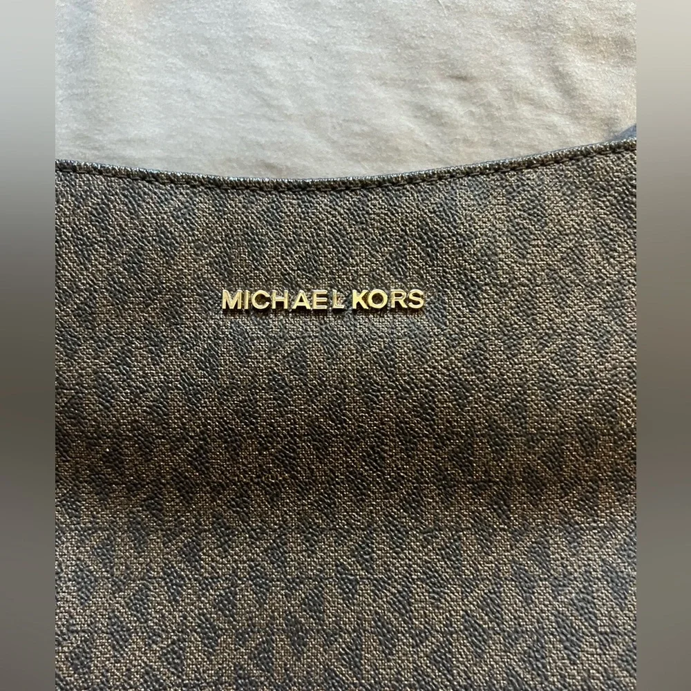 Michael Kors side bag 🫶🏼 - Picture 3 of 3